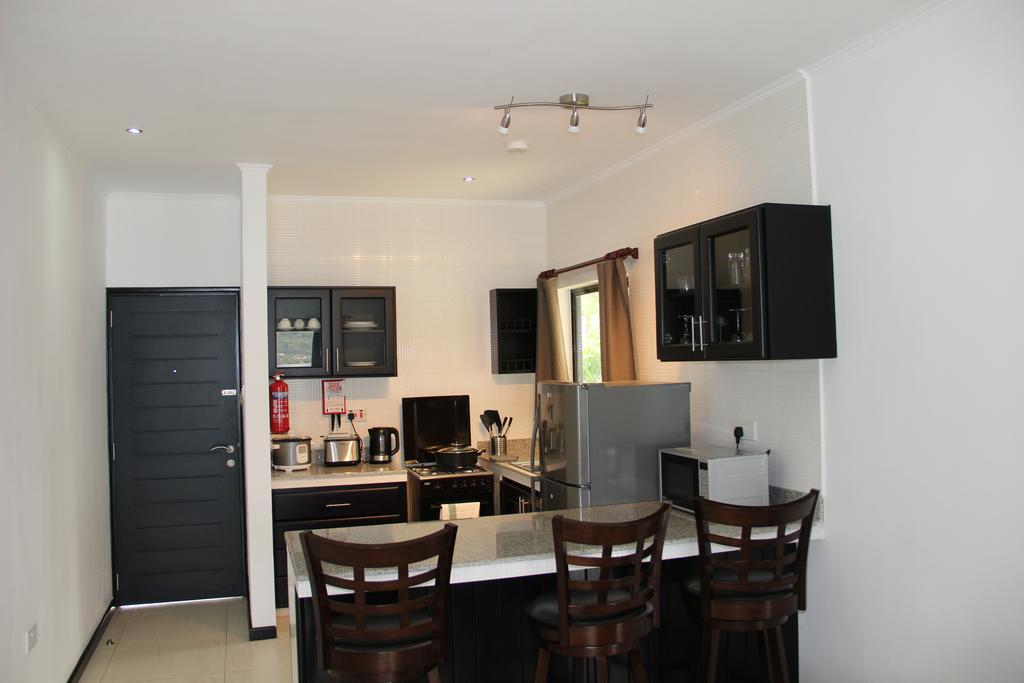 Surfers Cove Apartments Bel Ombre Екстериор снимка