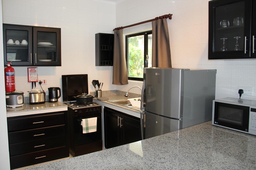 Surfers Cove Apartments Bel Ombre Екстериор снимка